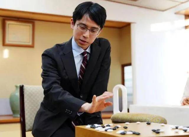 8日围棋赛事 柯洁晋级半决赛 一力辽打入4强 辜梓豪胜卞相壹