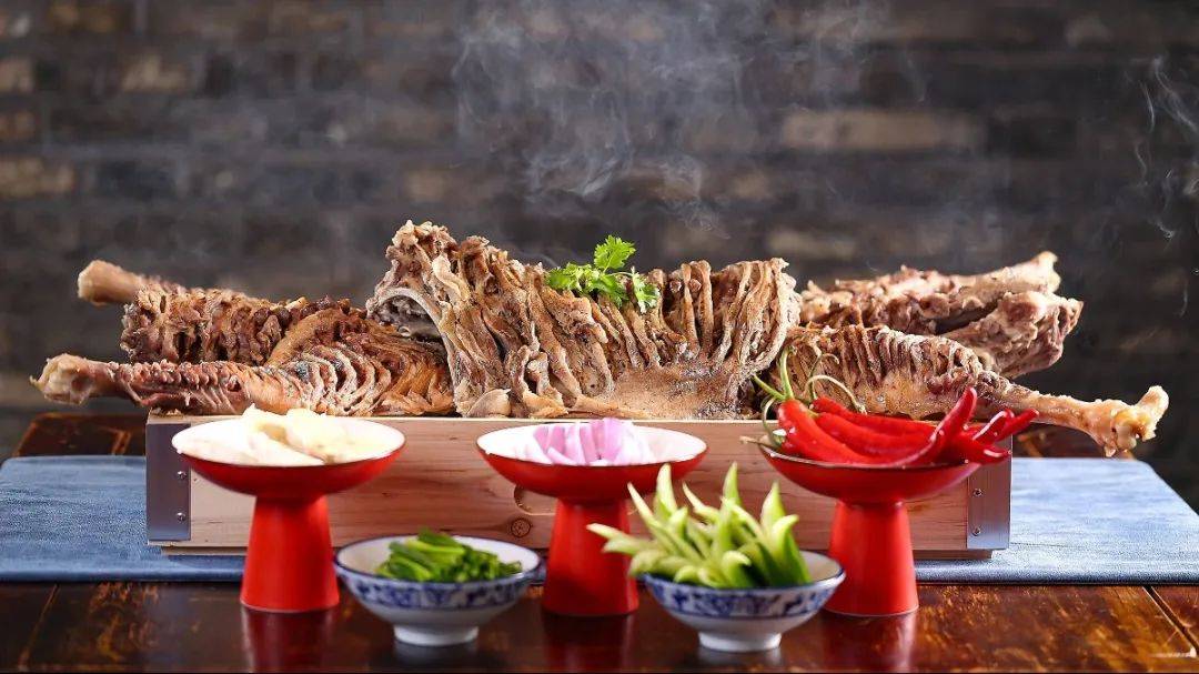 其中汉宫蒸全羊和村里烤全羊,更是受到了老饕们的夸赞.
