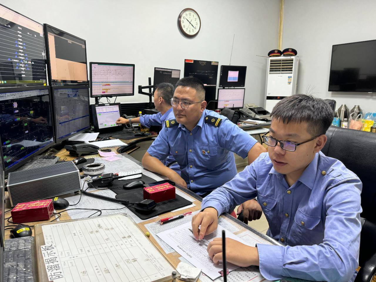 凌晨坐镇湟水河畔的"指挥官"