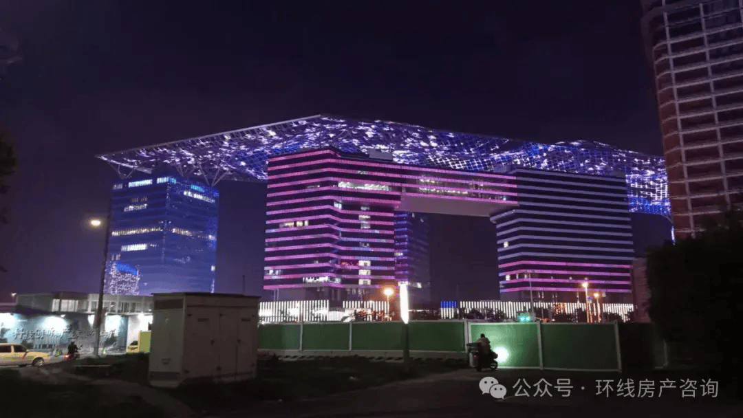 云廊内部已经有不少商业开业,虽然比不上南翔印象城mega的人气,但吊打