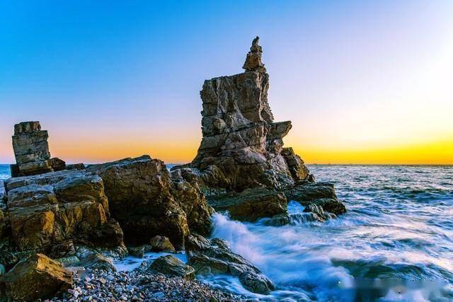 金石滩位于辽宁省大连市金州区,是一处著名的滨海旅游度假胜地,因丰富