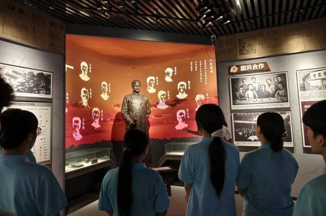 首先,实践队前往了麻城市"三支半枪"纪念馆.