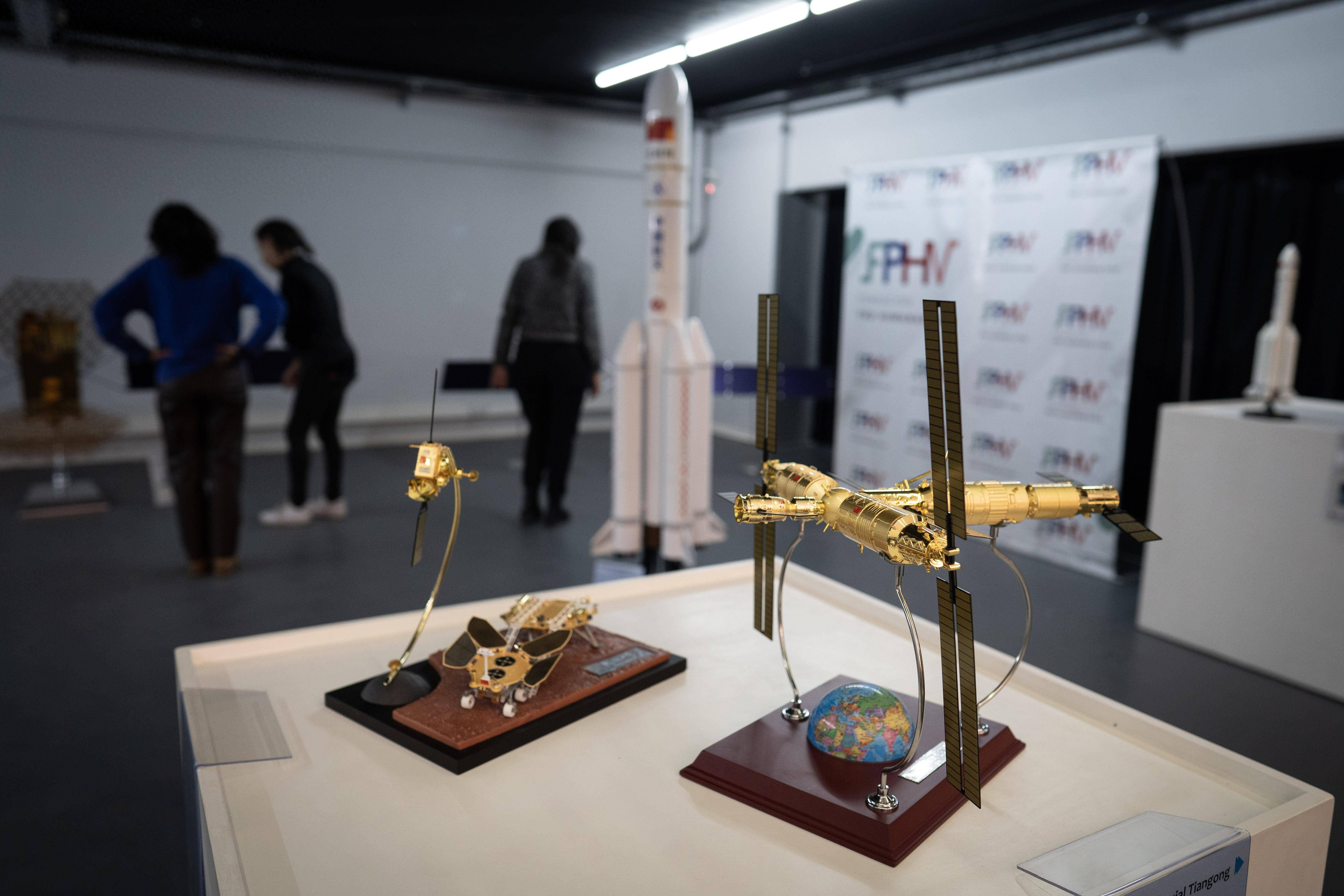 航空科技展"展出的天问一号探测器(左)和中国"天宫"空间站(右)的模型
