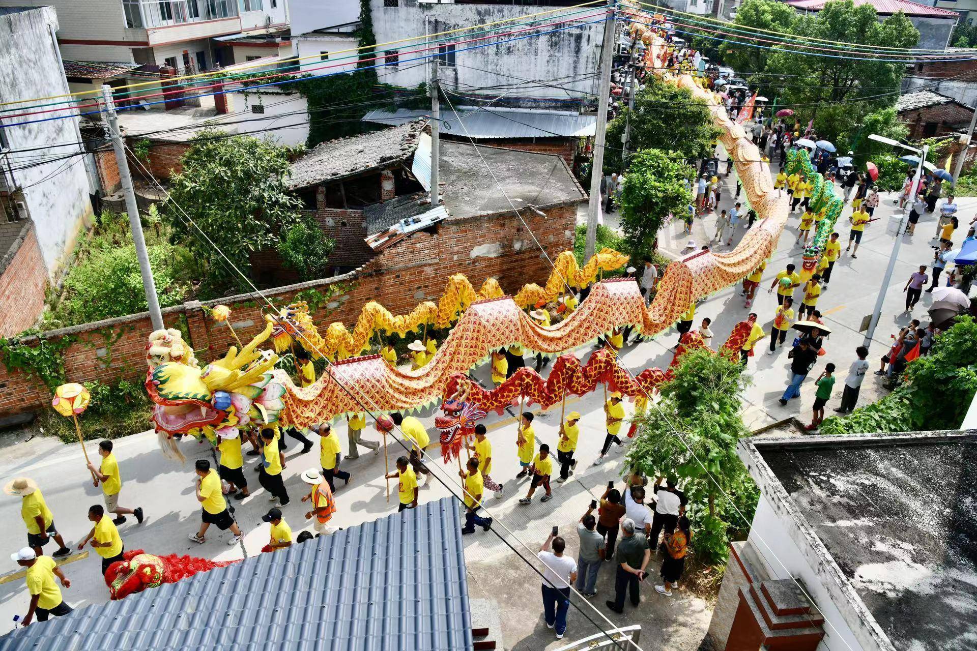 七夕非遗味!韶关南雄市珠玑镇举办九十九节龙非遗巡演活动