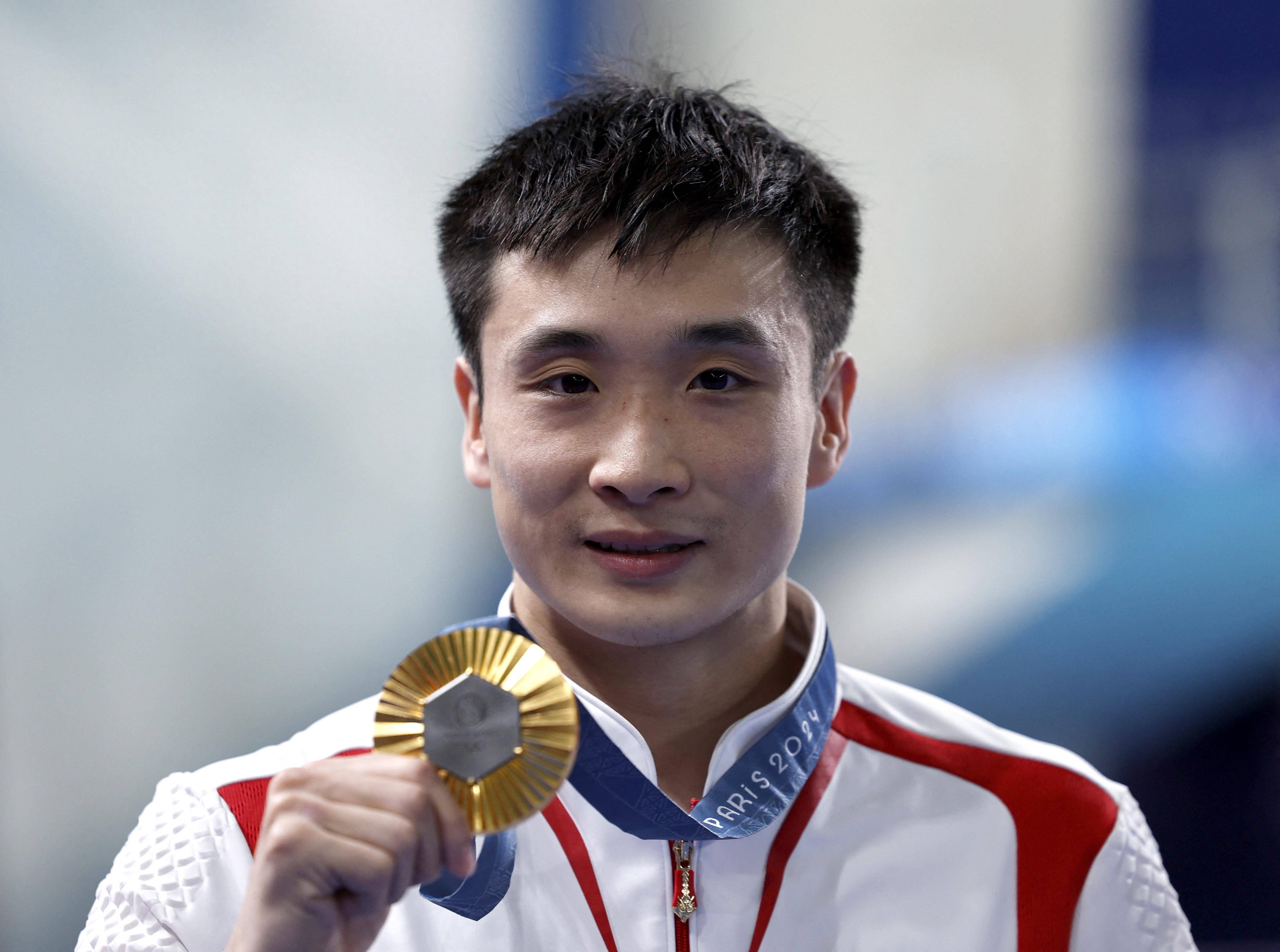 直播吧8月11日讯 巴黎奥运会男子10米跳台跳水,曹缘卫冕夺金.
