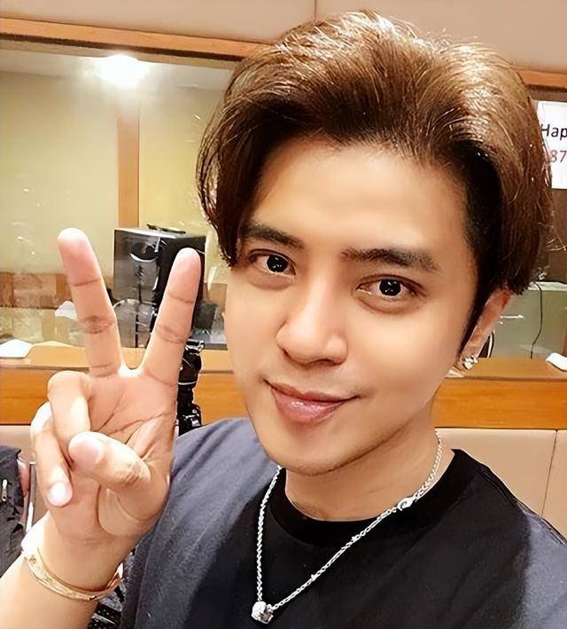 44岁潘玮柏胖至200斤,晒19岁时帅照,被罗志祥嘲讽你就继续吃吧