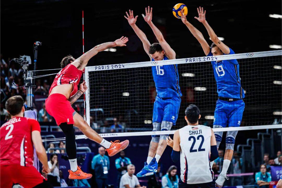 随后,美国队以霍尔特的进攻得分反超比分,连得3分,意大利在14-13落后