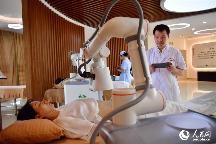 江西南昌:中医智慧 人工智能 热敏灸机器人"上岗"
