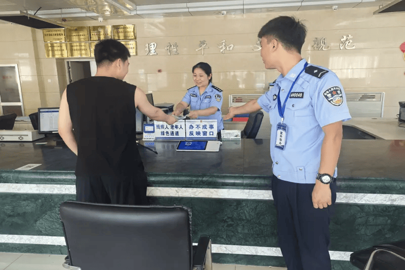 实现特殊群体"优先办",车管所业务大厅设立了"办不成事"反映窗口,工作