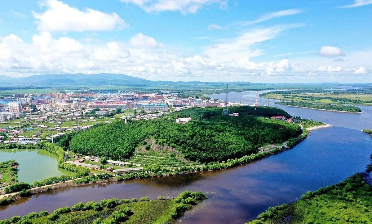 海拔高度为106米,日夜流淌不息的乌苏里江在山脚下穿流而过