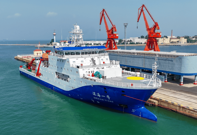 "深海一号"携"蛟龙号"离境_航次_科考船_国际