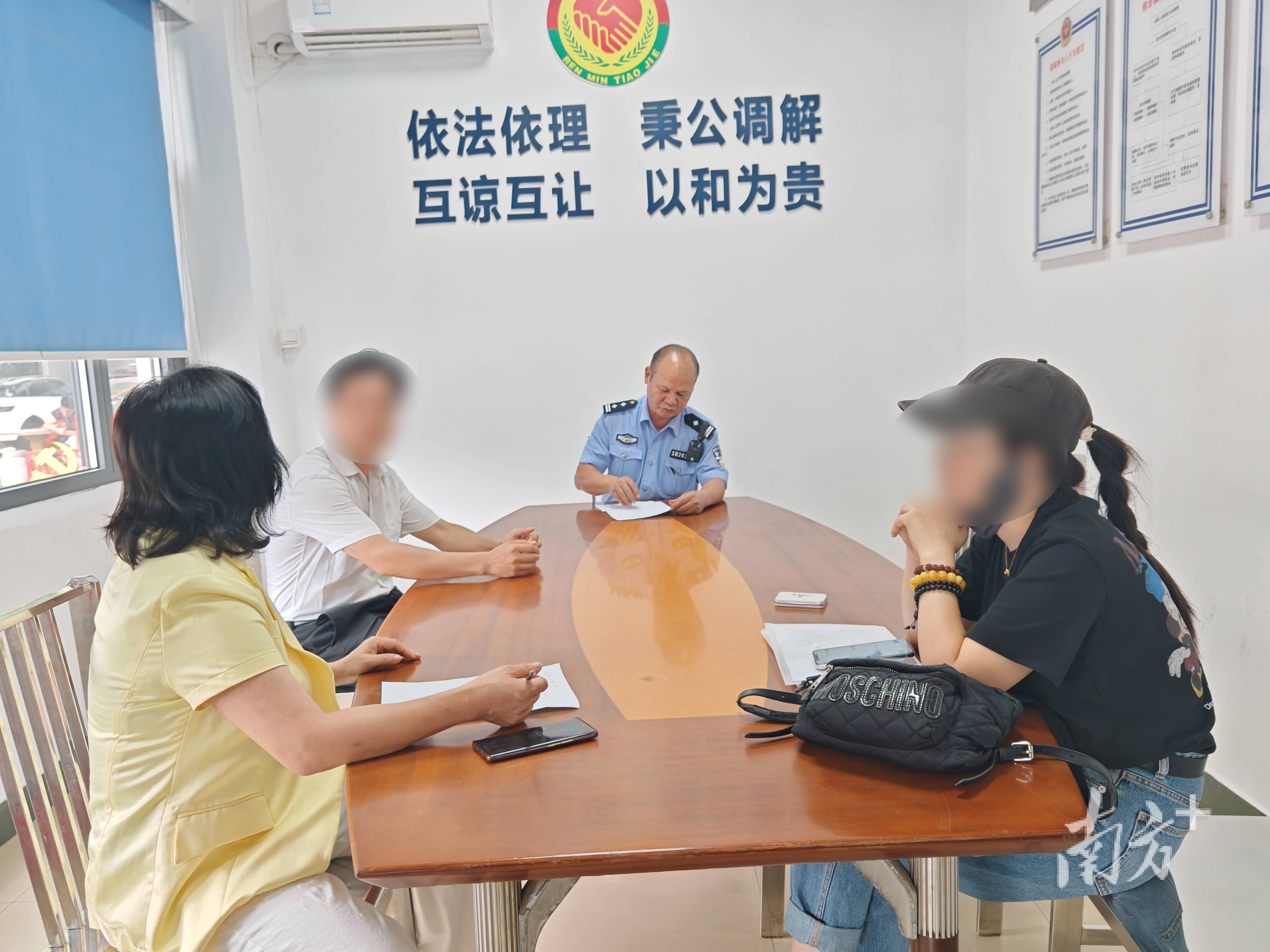 调解现场."邱警官,我相信你,我同意坐下来谈.