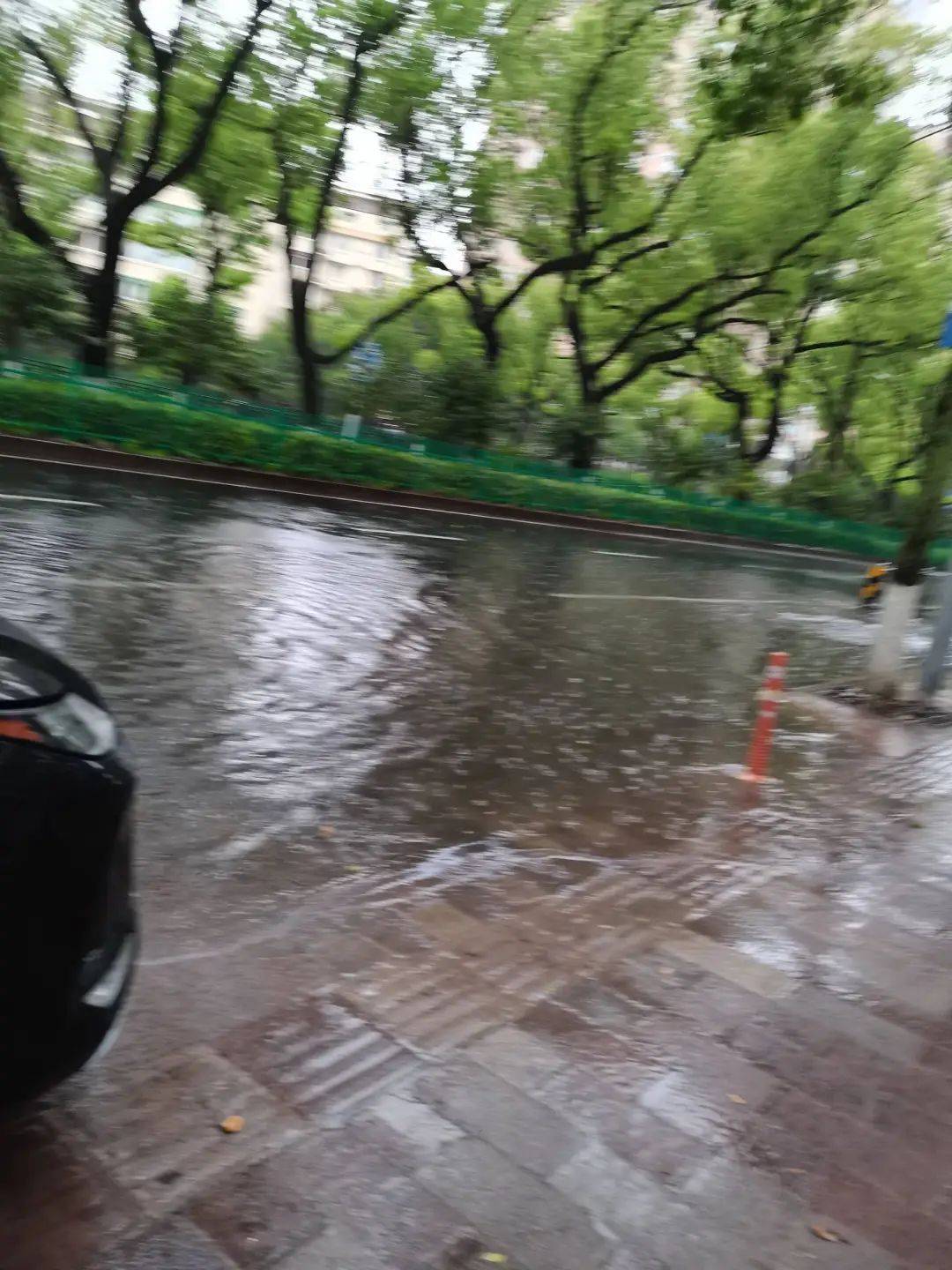 一场阵雨，宁波这处又出现道路积水，网友调侃：在宁波经常看见海_台风_地方_暴雨