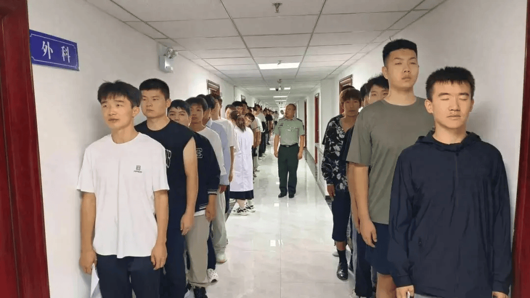 体检期间,应征青年们在专业医务人员的指导下,依次进行内科,外科,眼科