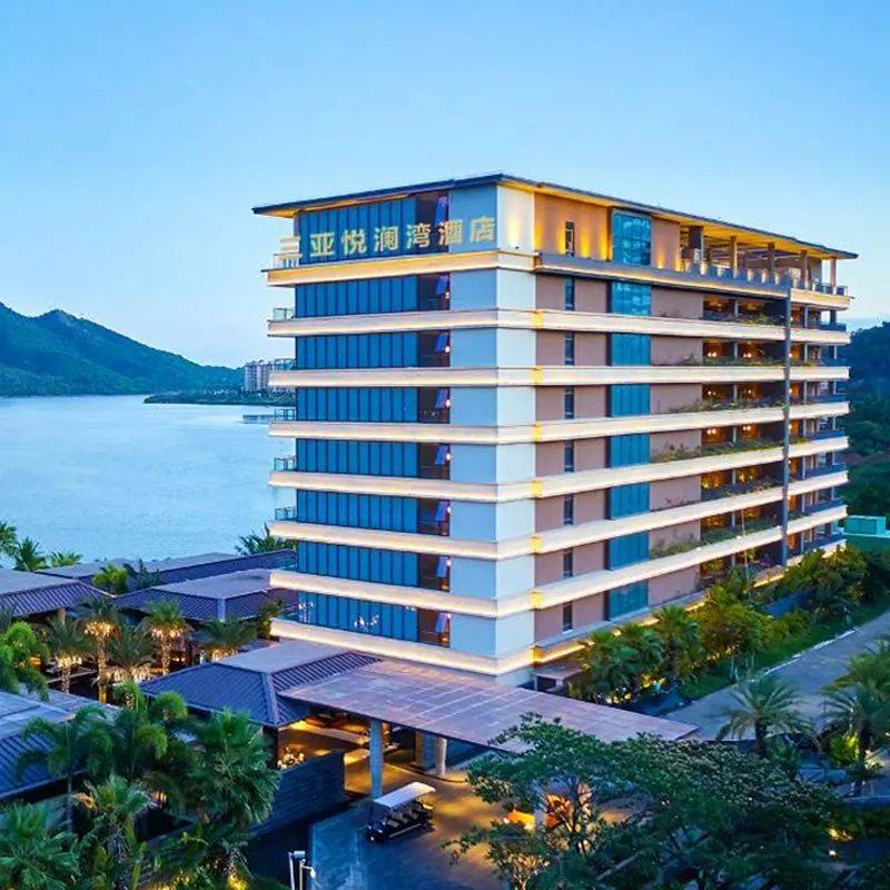 酒店的位置也好,位于三亚大东海和亚龙湾的中间位置,到亚龙湾国家旅游