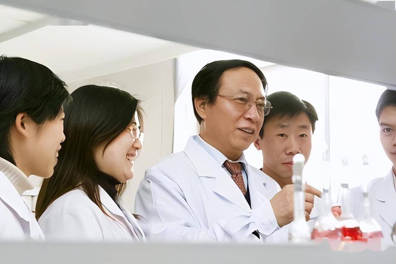 5亿,干出市值200亿公司,却多年不改8元诊费_吴以岭_医学_医生