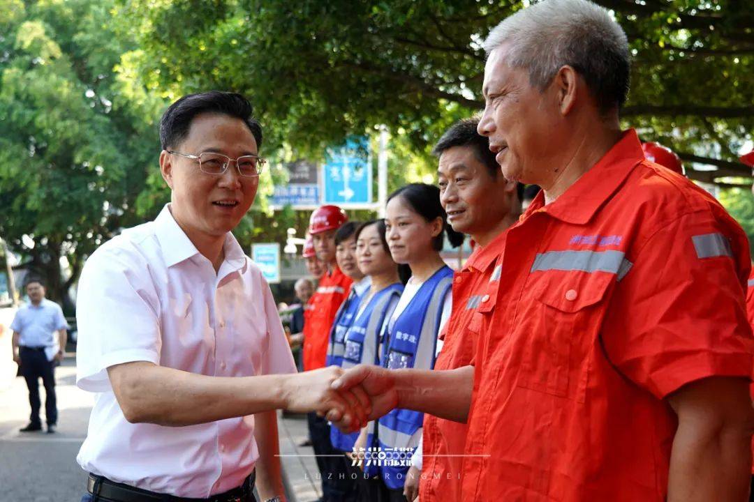 泸州市委书记杨林兴,市委副书记,市长余先河开展"送清凉"慰问交通行业