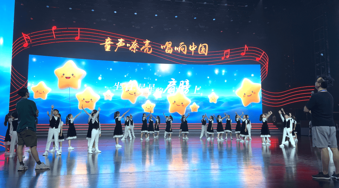 "台上,来自南京小红花艺术团的40名小朋友全神贯注地演绎作品,台下