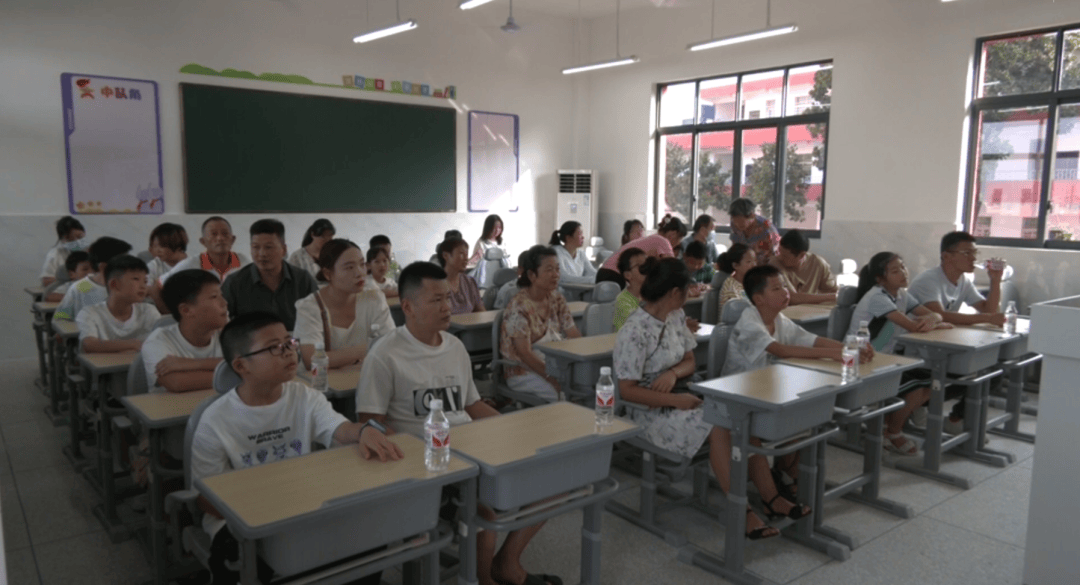 京山一小学新校区亮相家长开放日,即将开学.
