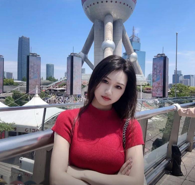 安徽女子第一次穿裙子约会,走路姿势很豪迈,男朋友:看着好可爱