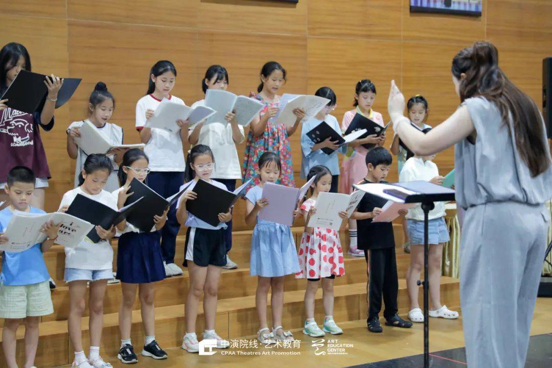 走近合唱团中的"最美背影"--梦想童声合唱团指挥郑婕