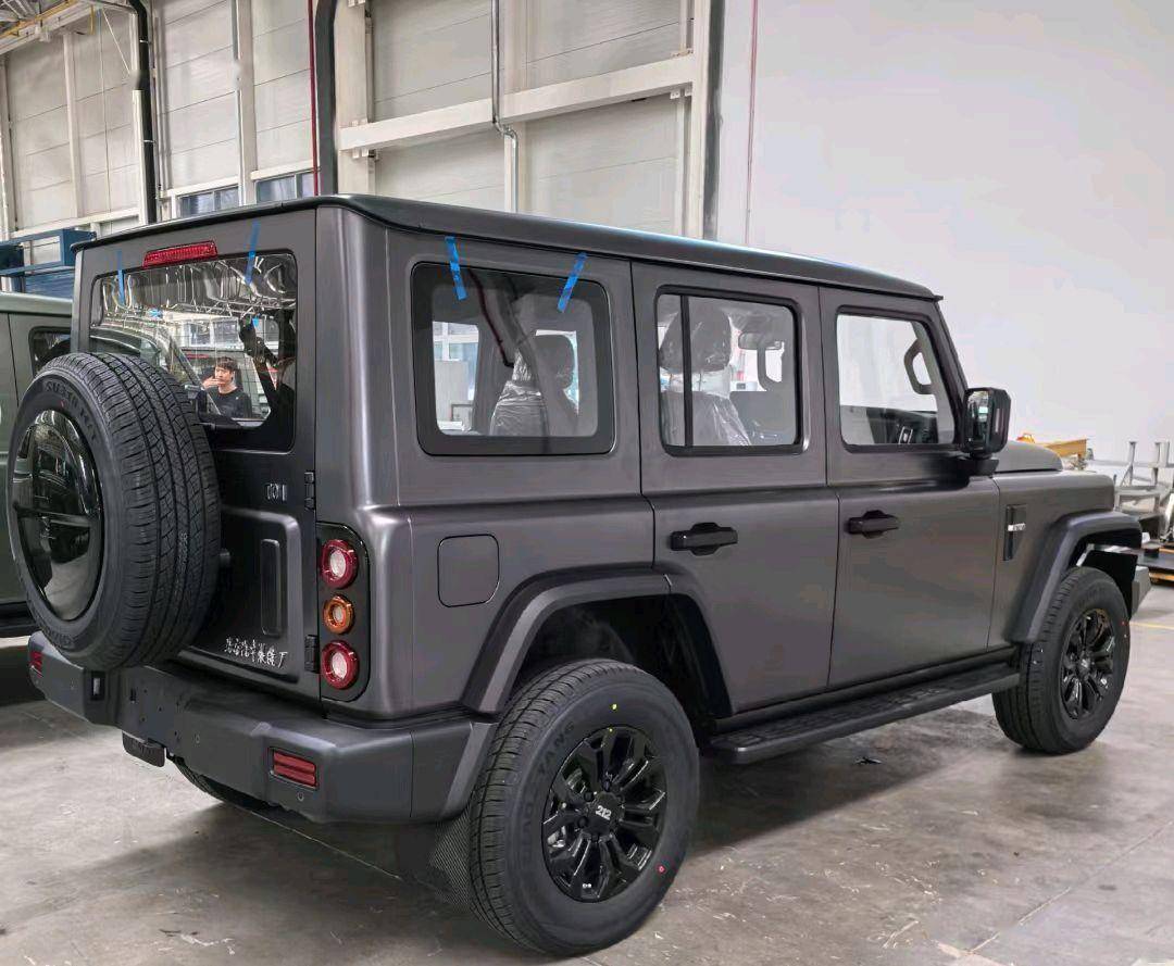 白色实车首次曝光!新一代212越野车诠释别样魅力