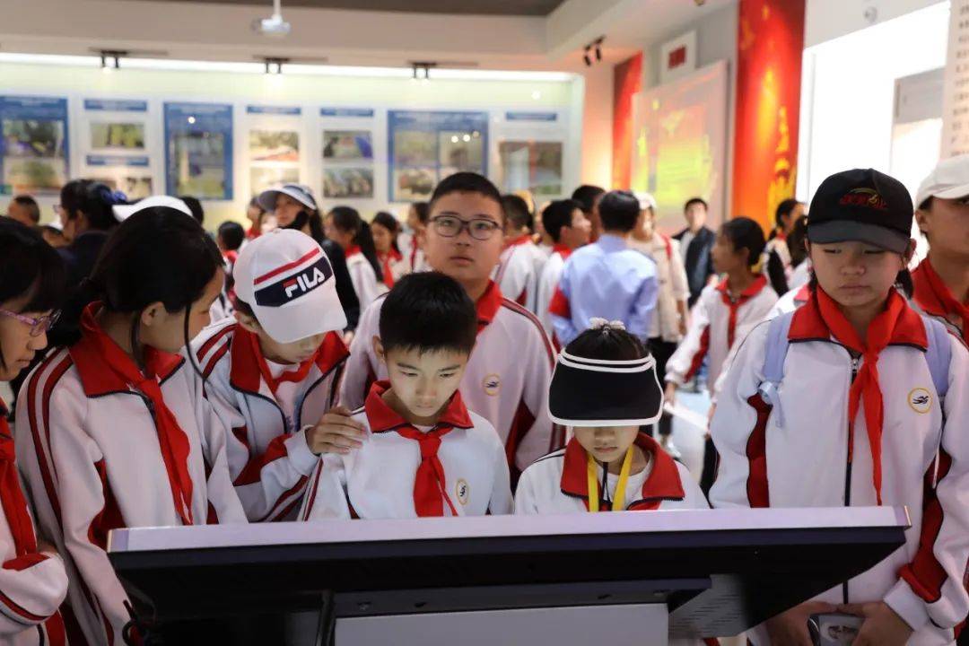 组织禁毒法治宣讲团成员,分别到云南农业大学,思茅二小等大中小学校