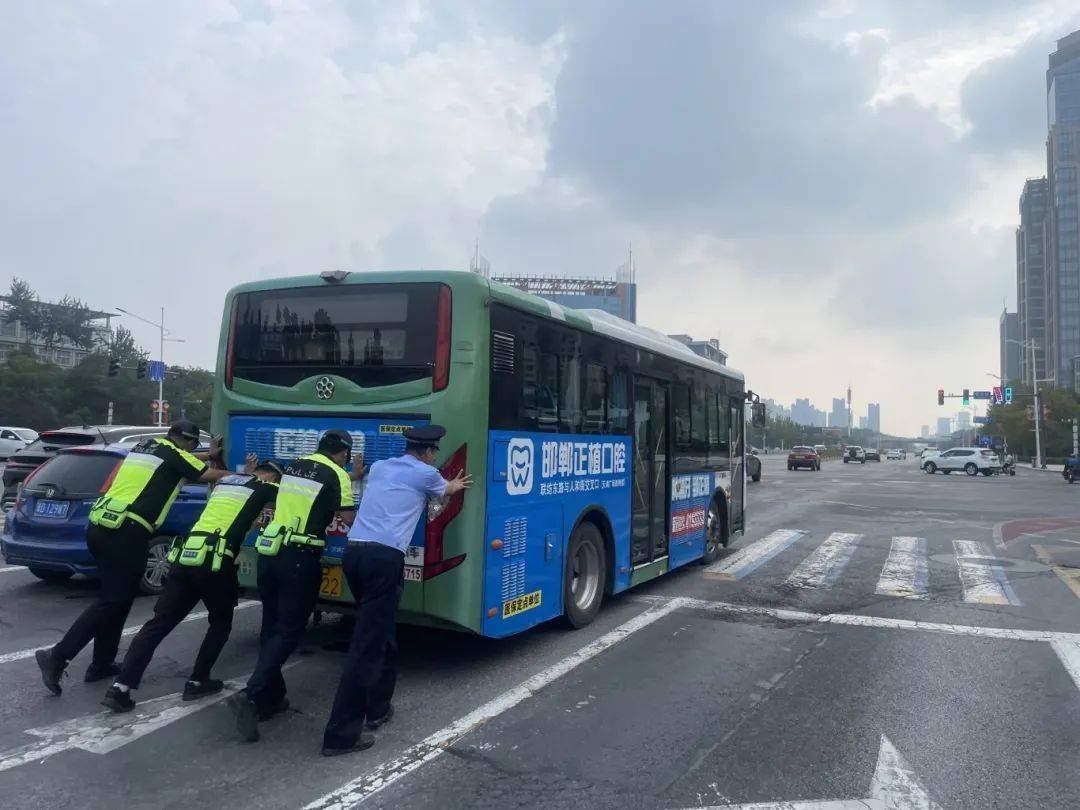 交警推公交车图片图片