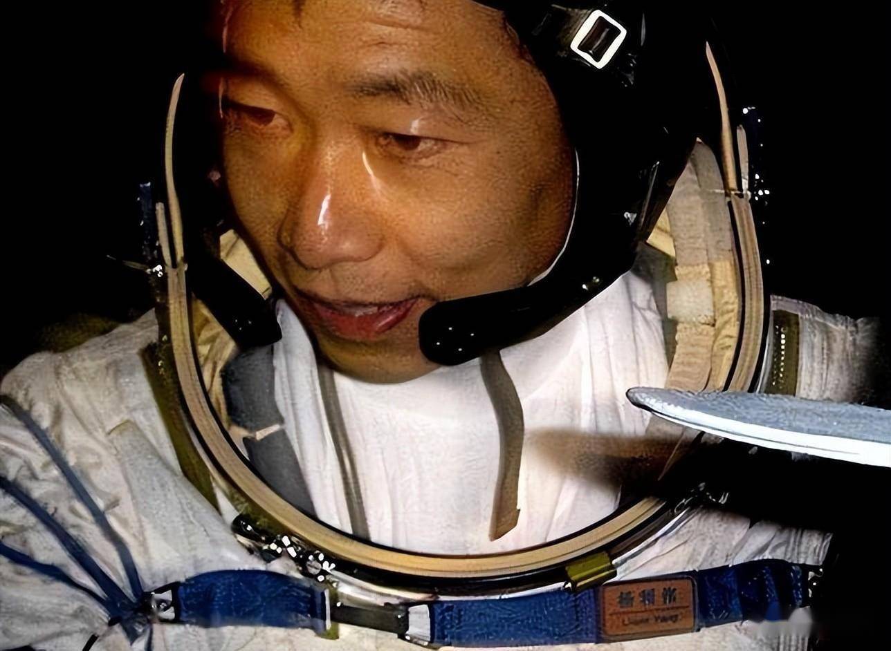 我国共13人上过太空,为何仅这2人被授予"航天英雄"?