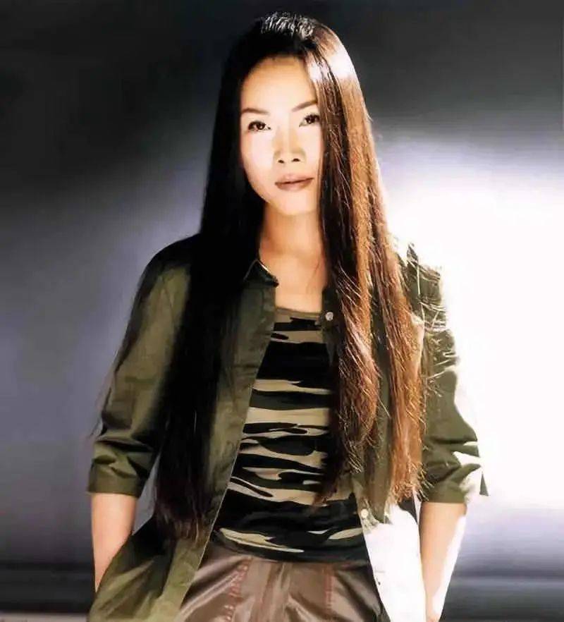 田震蓄起长发,模仿邓丽君,出了两张专辑.这话,田震自然不