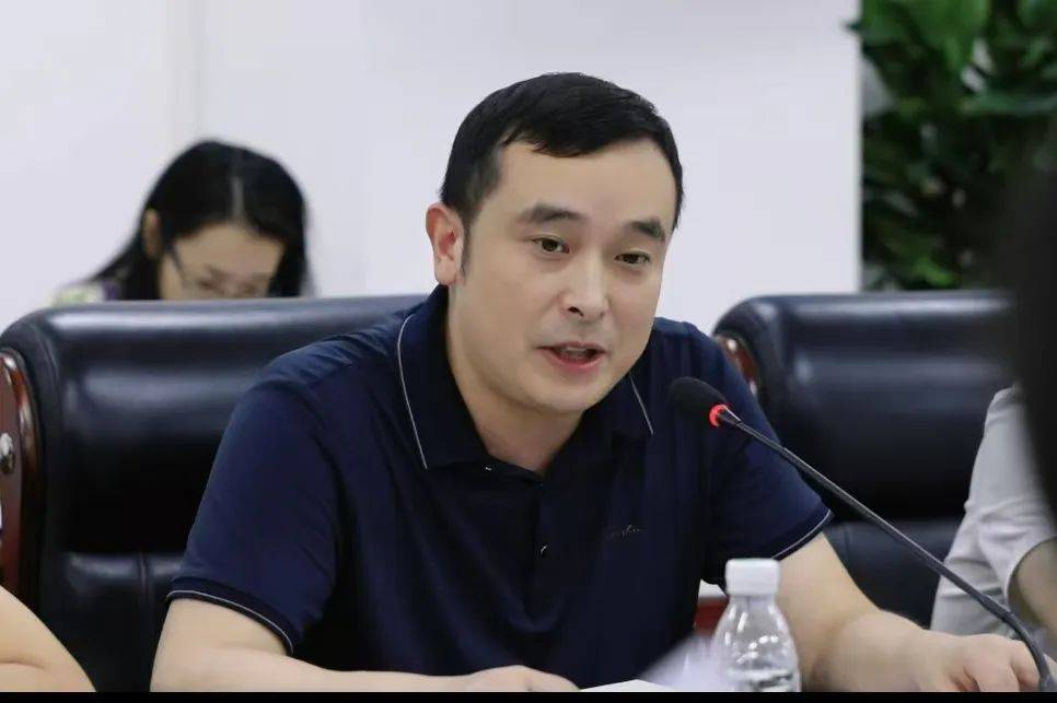 成都八中党委副书记 校长 欧拥军欧拥军校长希望各管理干部要充分继承