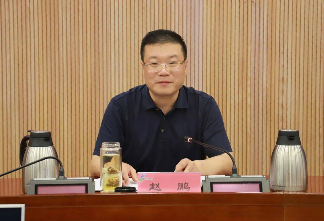 会上,组织三科围绕"如何加强农村党员队伍建设"作了专题汇报,赵全营镇