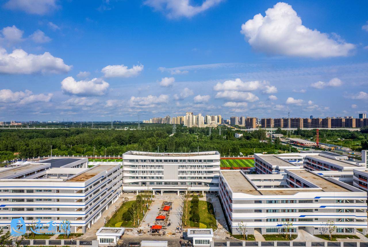 工人在进行收尾工作(江苏省木渎高级中学宿迁分校,宿迁市实验小学河滨