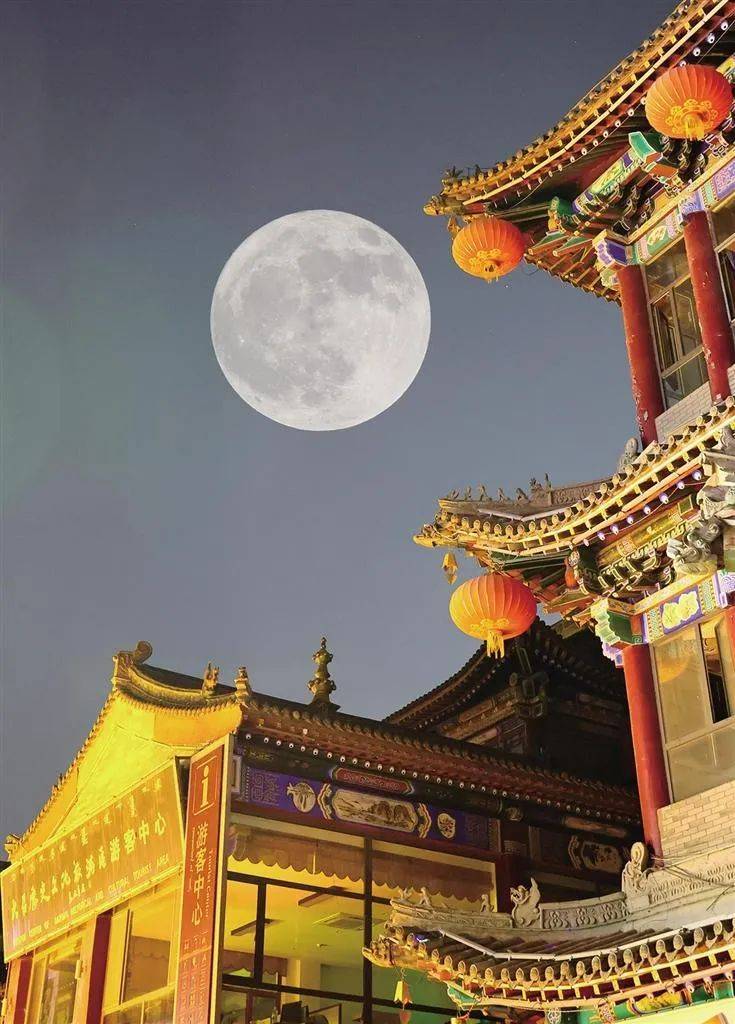 8月19日晚,今年首个"超级月亮"现身夜空,吸引了众多市民赏月拍照.