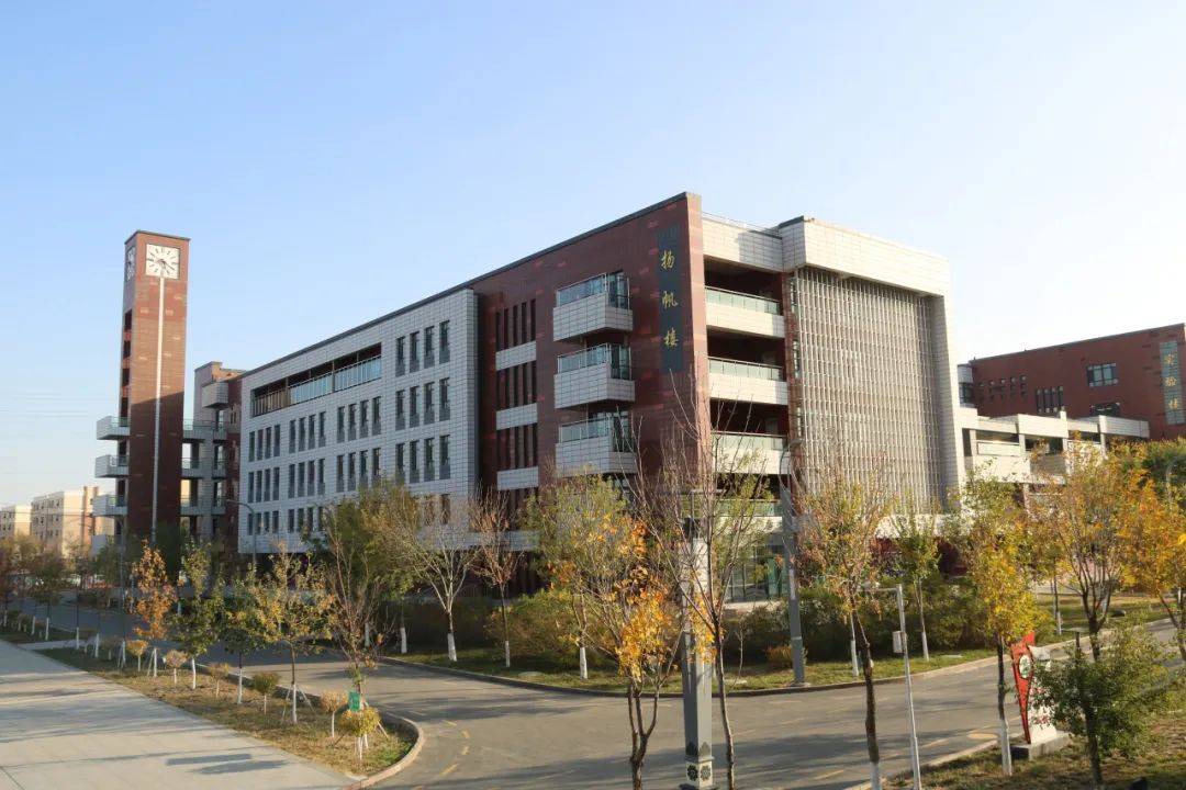 沙湾一中始建于1957年,于2017年8月整体搬迁至新校区