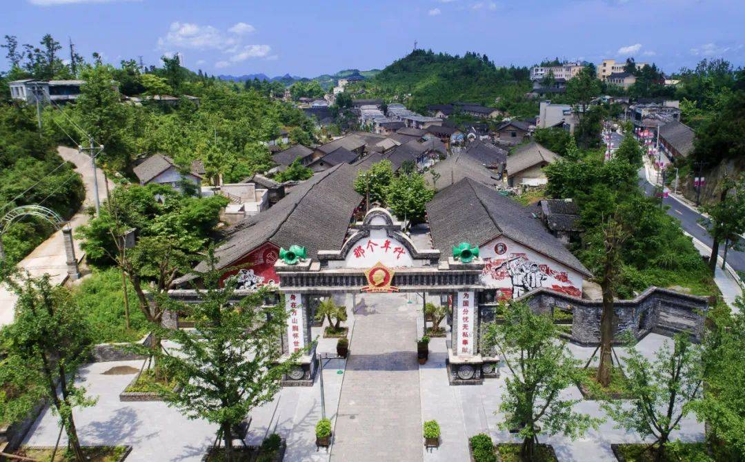 从《沸腾的群山》看万山发展丨忆往昔 看今朝 向未来