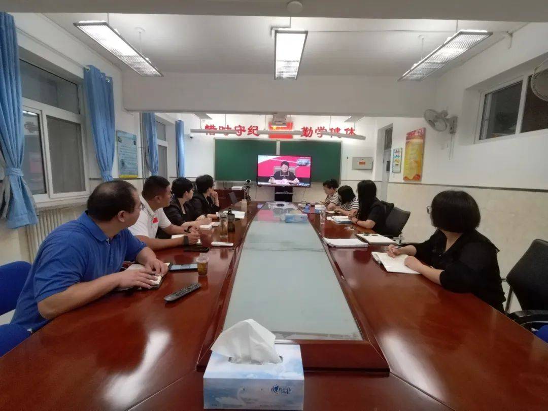 一把手,区教委机关科室,中心全体人员,仁和中学全体干部在主会场参会