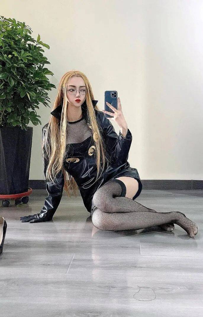 海贼王卡莉法cos,这黑丝渔网袜和身材简直太太太绝了