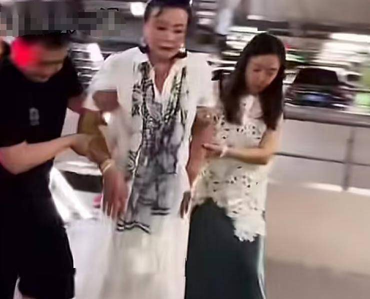 66岁张兰直播途中摔倒，汪小菲电话关心，张兰抱怨：不诚心，没孝心-张兰前夫汪泽翰现任妻子是谁