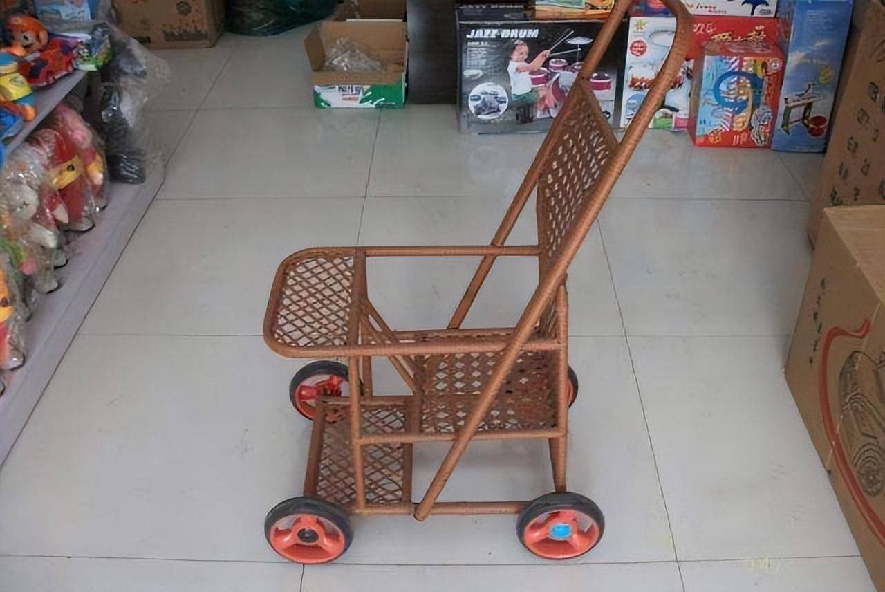 一出生便有四轮摇篮车,而后四轮竹推车,会走路后便是三轮脚踏车,上了