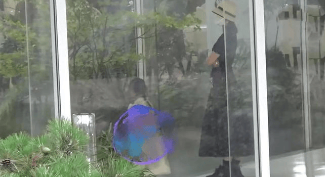 张若昀唐艺昕三口出游，樱桃牵着爸妈手好幸福，一家太幸福！