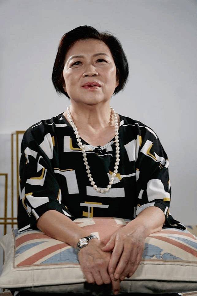 她是香港大满贯艺人,将4子女培养成港大毕业生,低谷靠姐妹接济