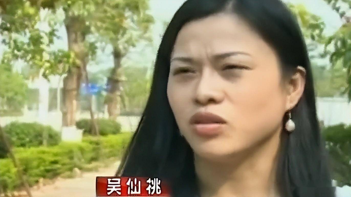 红裙女子闹市暴力砸房,丈夫非但不制止,还加油鼓劲高呼:使劲砸_吴女士