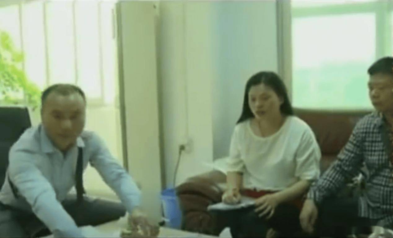 红裙女子闹市暴力砸房,丈夫非但不制止,还加油鼓劲高呼:使劲砸_吴女士