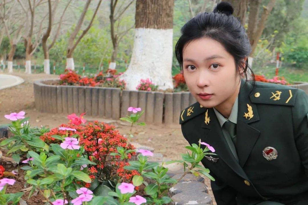 00后的她接力保家卫国_丁楠_爷爷_丁国