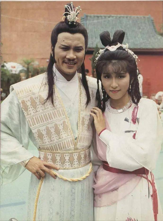 在这部电视剧里,梁朝伟把小鱼儿演绎的洒脱率性,让人又爱又恨,却又