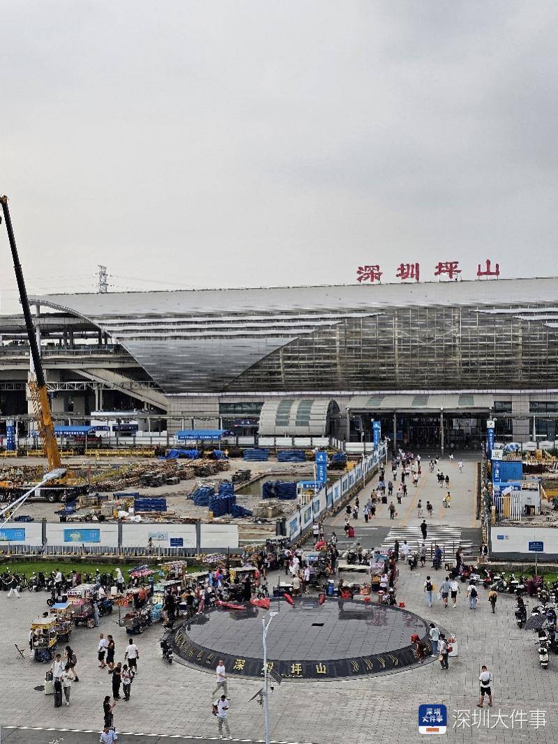 坪山高铁站前长期存在乱摆卖现象 执法部门将适时全天驻守