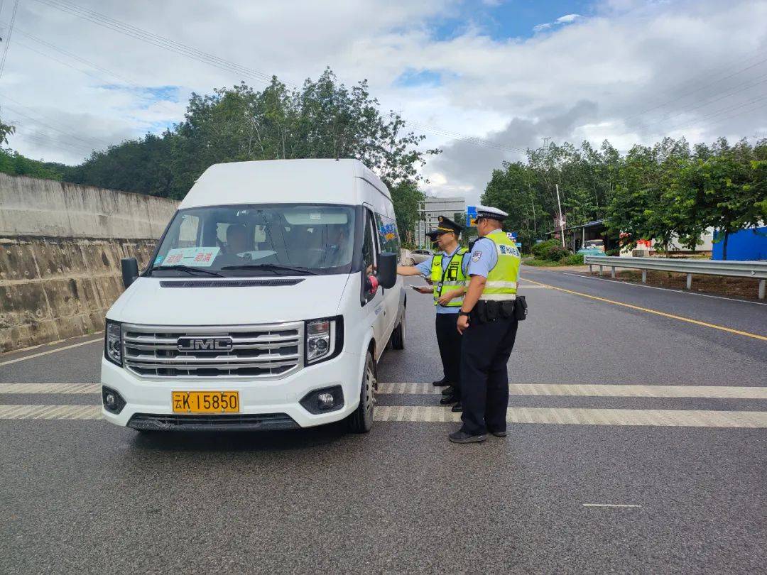 小磨高速交巡警联合运政部门开展联合执法行动