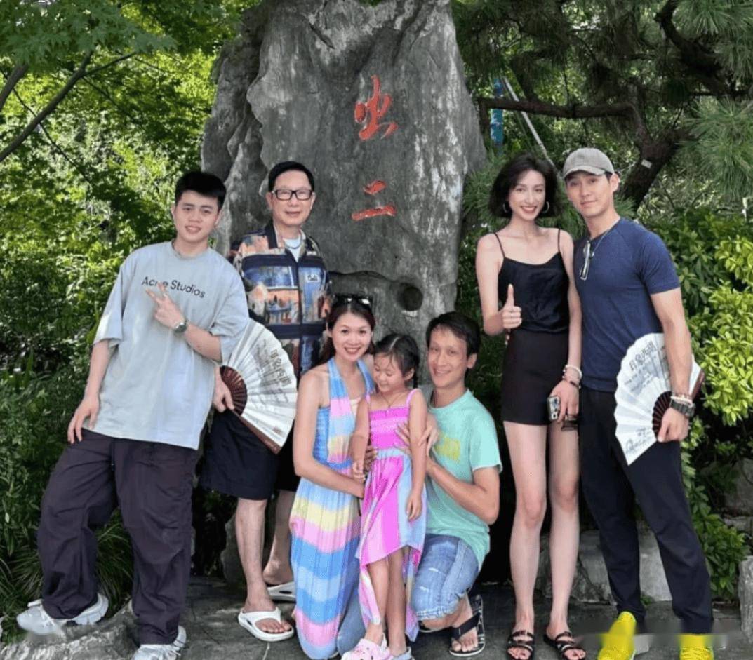 71岁赵雅芝晒全家福,两个儿子比妈妈长得老,孙女没继承奶奶美貌