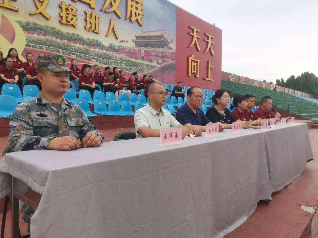 出席会场的领导有:永威学校党支部书记申芳,原校长蔡林森,初中部校长